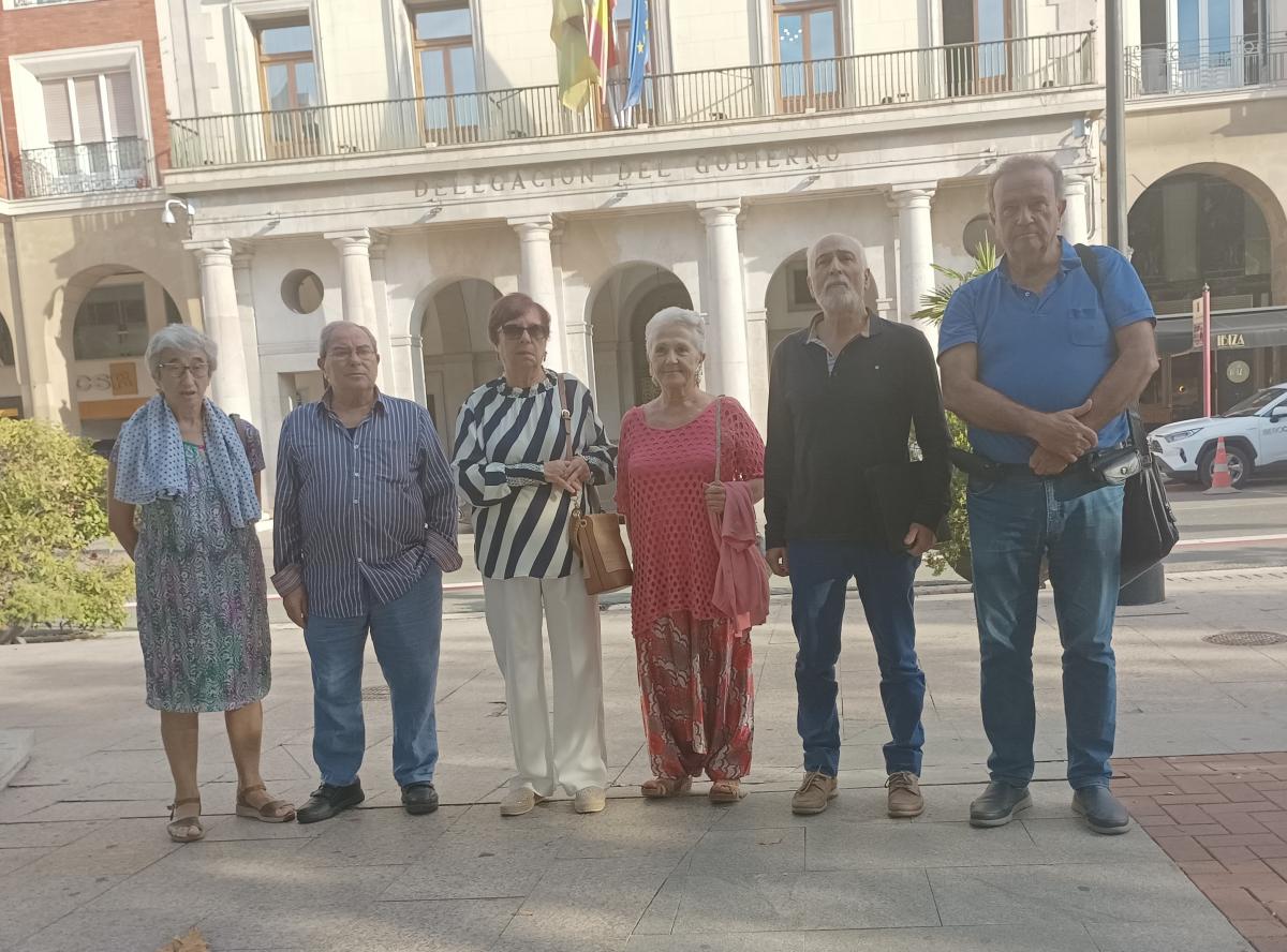 Jubilados y pensionistas frente a Delegacin tras la reunin mantenida.