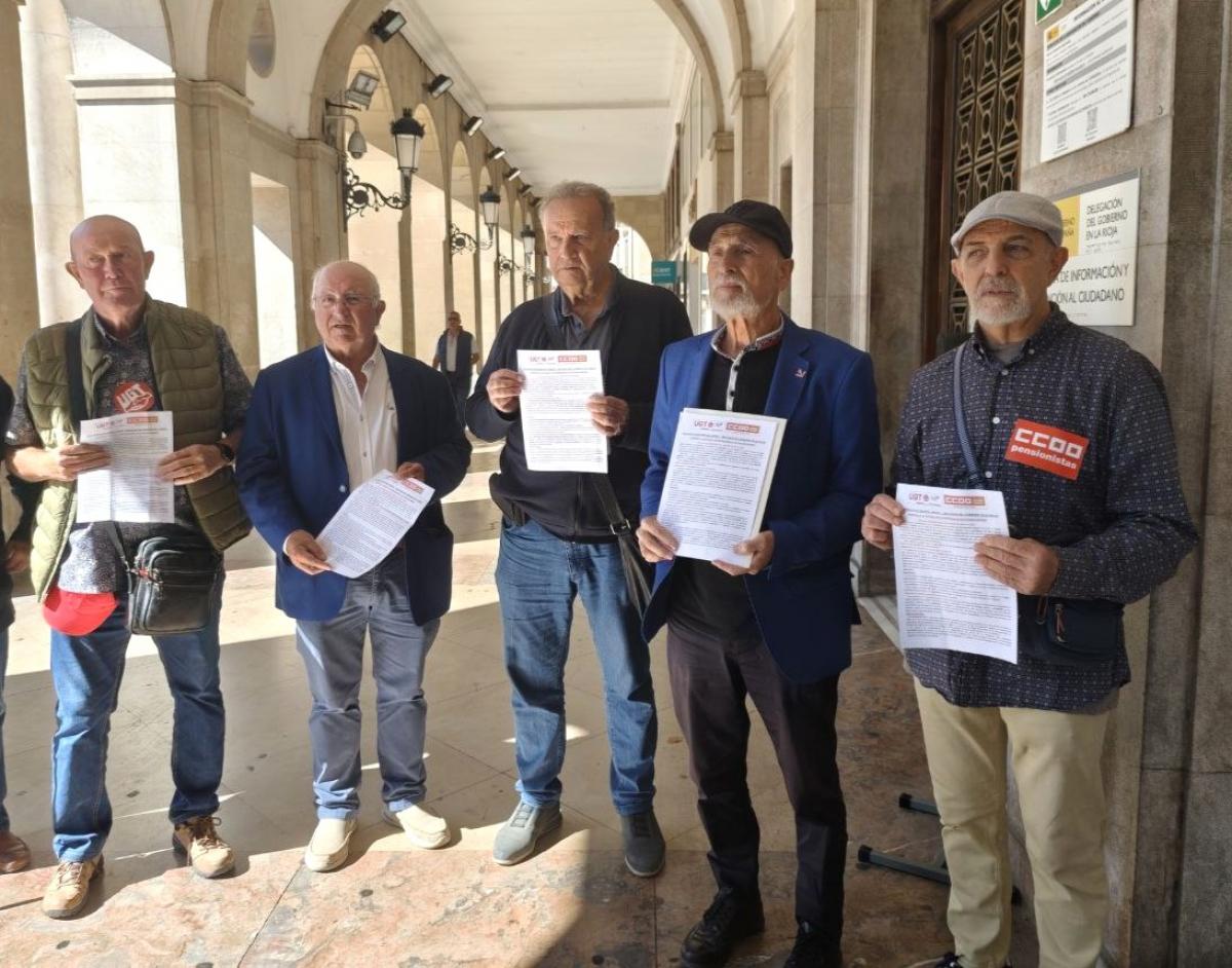 Frente a la delegación del gobierno para entregar el manifiesto por el día de las personas mayores