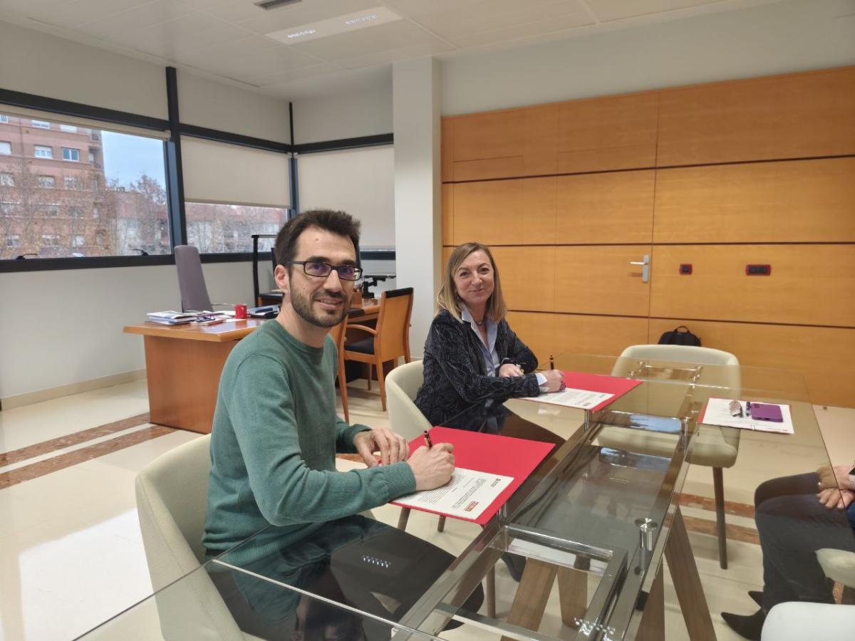 Firma en el rectorado del acuerdo de renovación de los premios 1º de mayo-Unirioja al mejor TFG