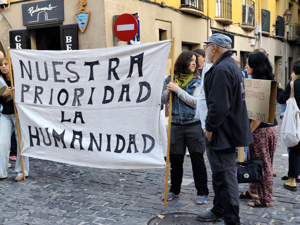 Concentración frente al parlamento de La Rioja del Foro Social