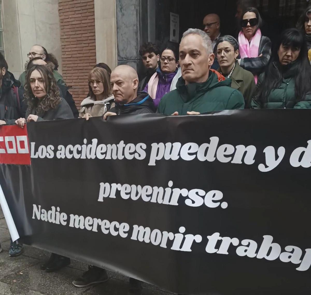 Minuto silencio por el trabajador fallecido