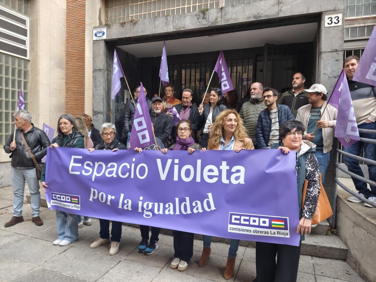 Concentración del espacio violeta en la sede de CCOO La Rioja