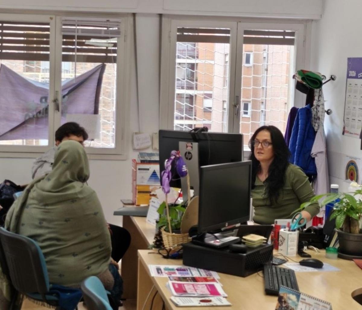 Atención en el proceso de regulación en la sede de CCOO La Rioja